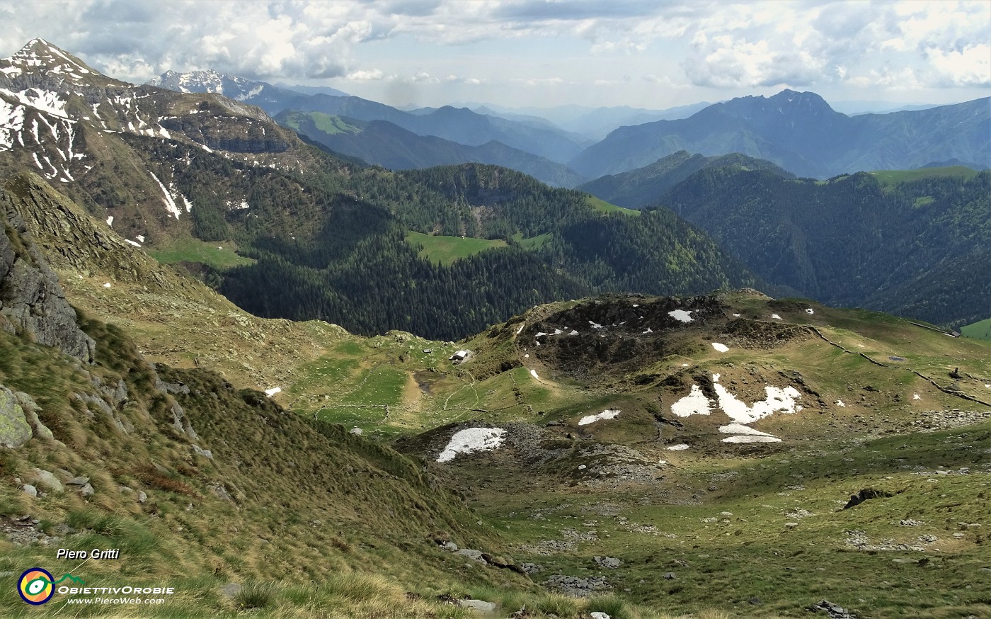 74 Vista dalla Bocchetta di Budria sulla conca del  Bivacco Zamboni e del Rif. Balicco .JPG